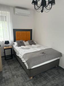 1 dormitorio con 1 cama grande en una habitación en Willa Krzemień, en Sandomierz
