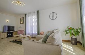 uma sala de estar com um sofá e uma mesa em Maison des 3 lacs em Chavanges
