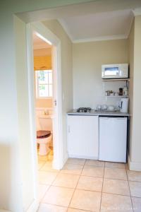 a kitchen with a sink and a microwave at Old Rearsby in Mooirivier