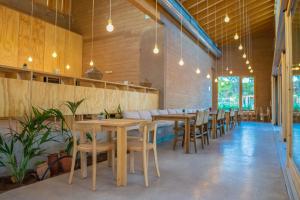 une salle à manger avec des tables et des chaises en bois dans l'établissement Alfacs Village, à Les Cases d'Alcanar