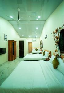 Großes weißes Zimmer mit 2 Betten. in der Unterkunft UMBER 6BHK VILLA ALIBAUG in Alibag