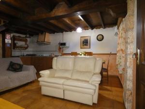 uma sala de estar com um sofá branco e uma mesa em Casa Rural La Encina em Villaverde de Guadalimar