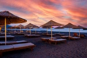 - un groupe de chaises longues et de parasols sur la plage dans l'établissement Villa Lukka, à Çıralı