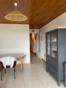 une salle à manger avec une table et un plafond dans l'établissement Alpes Sweet Home - Concorde Moon' Tain, à L'Alpe-d'Huez