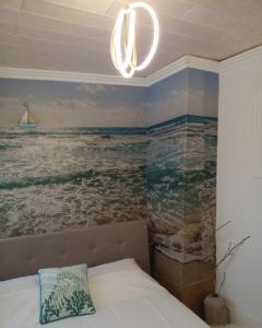 um quarto com uma pintura do oceano em Apartment Tarita em Herceg-Novi