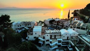 una vista aerea di una città con il tramonto di Olympion Sunset Halkidiki a Fourka