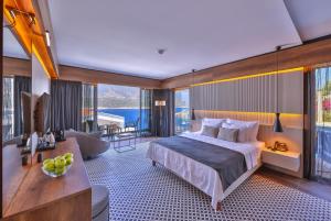 カシュにあるCasa Bi Otelのベッドルーム(大型ベッド1台付)、リビングルームが備わります。