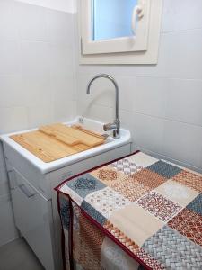 eine Küche mit einem Waschbecken und einem Schneidebrett darauf in der Unterkunft Dimora Stemar in Taviano