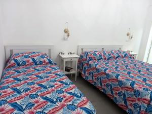 1 Schlafzimmer mit 2 Betten und 1 Bett sidx sidx sidx in der Unterkunft Dimora Stemar in Taviano