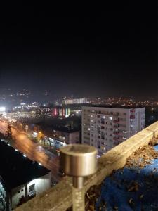 Blick auf die Stadt in der Nacht in der Unterkunft ArtePovera Apartment Tuzla in Tuzla