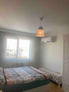 a bedroom with a bed and a window at 2+1. شقة فاخرة في بشاك شهير in Basaksehir