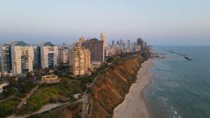 una vista aérea de una ciudad y el océano en Beachfront Elegance - Luxe Abode!, en Netanya