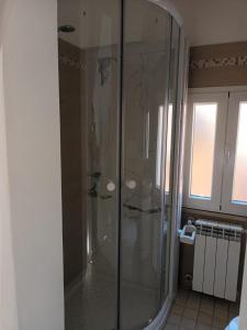 uma cabina de duche em vidro numa casa de banho com em Geometric Hermes Bianca em Palo del Colle