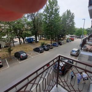 Blick auf einen Parkplatz mit geparkten Autos in der Unterkunft MetroNear in Collegno