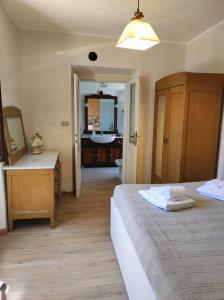 um quarto com uma cama e uma casa de banho com um lavatório em Mo&Ma - Panorama e relax em Maccagno Inferiore