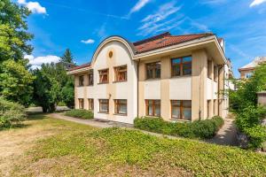 een groot gebouw met een rood dak bij Apartmán v Poděbradech in Poděbrady