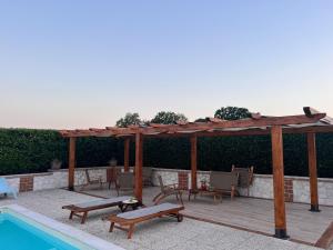 Bazén v ubytování B&B Colle Cucchiara nebo v jeho okolí