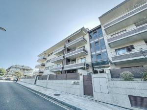 Bygningen som lejligheden ligger i + 2 billeder