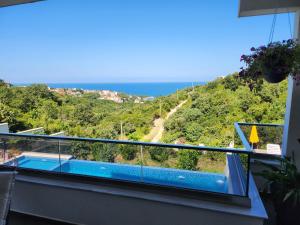 - une vue sur l'océan depuis le balcon d'une maison dans l'établissement Apartments Merin, à Utjeha-Bušat