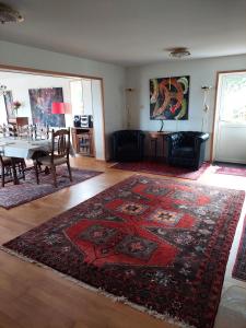 uma sala de estar com uma mesa e um tapete em Villa med sjöutsikt em Immeln