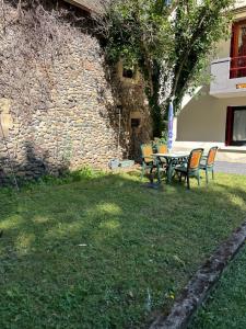 a table and chairs in a yard next to a building at A louer appartement t2 in Espalion