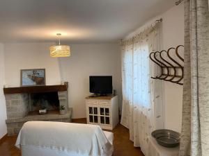Μια τηλεόραση ή/και κέντρο ψυχαγωγίας στο Logement au calme près d'Aurillac