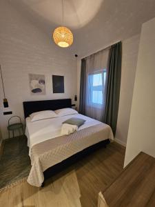 ein Schlafzimmer mit einem großen Bett und einem Fenster in der Unterkunft Villa LUX Apartments in Rogoznica