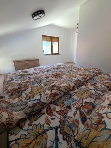 een slaapkamer met een bed met een kleurrijke sprei bij Villa Kristina - Apartment no.1 in Vrben
