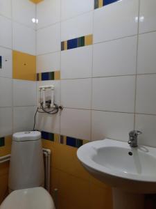 a bathroom with a toilet and a sink at Однокомнатная квартира от городской суеты in Gyumri