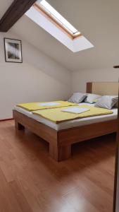 Postel nebo postele na pokoji v ubytování Apartments Suri