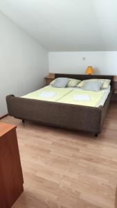 Postel nebo postele na pokoji v ubytování Apartments Suri