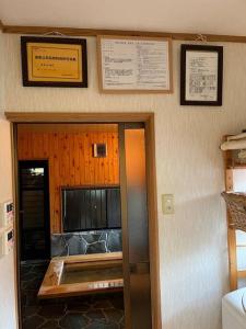 uma entrada para um quarto com uma porta para um edifício em 山樹荘 em Amagase