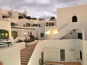 Vista aérea de un edificio blanco con escaleras y escalones. en Apartamento Birgitt en Aloha Garden con vista mar y piscina, en Adeje