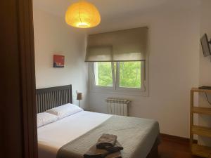 1 dormitorio con 1 cama blanca grande y ventana en Gerymaca, en Anero