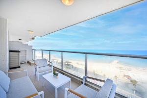 - un salon avec vue sur la plage dans l'établissement Elegant Sea View at Orchid Hotel by HolyGuest, à Tel Aviv