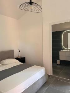 una camera con letto, specchio e lavandino di Villaggio Silvia a Castellabate