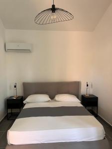 um quarto com uma cama grande e 2 mesas de cabeceira em Villaggio Silvia em Castellabate