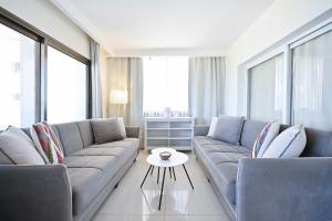 Χώρος καθιστικού στο Elegant Sea View at Orchid Hotel by HolyGuest