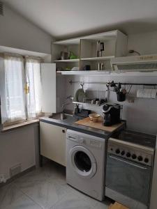 a kitchen with a sink and a washing machine at Ro'&Ro' in Montemarciano