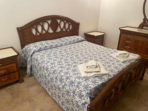 um quarto com uma cama com duas toalhas em Casa vacanze vicino Otranto em Giurdignano