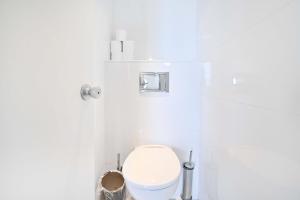 baño con aseo blanco en una habitación blanca en Elegant Sea View at Orchid Hotel by HolyGuest en Tel Aviv