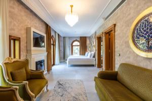 - un salon avec un canapé et un lit dans l'établissement Wyndham Istanbul Old City, à Istanbul