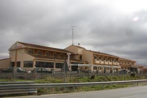 ein Gebäude mit davor geparkt in der Unterkunft Hotel Alameda in Alba de Tormes