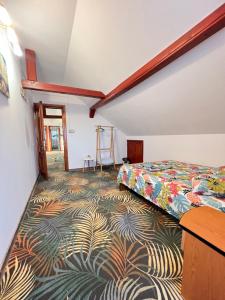Un pat sau paturi într-o cameră la Vila Karina Beachfront Vama Veche