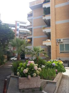 um edifício com um ramo de flores à frente dele em Casa VerdeMare em Lido di Ostia