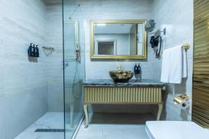 La salle de bains est pourvue d'un lavabo et d'un miroir. dans l'établissement Wyndham Istanbul Old City, à Istanbul