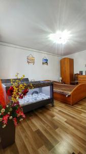 een kamer met een slaapkamer met een bed en bloemen bij Domek nad morzem Wisełka in Wisełka