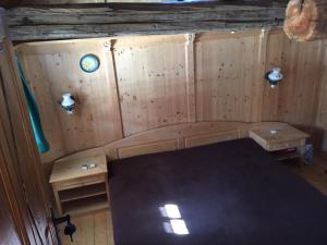 - Vistas interiores a una habitación de madera con mesa en Fischerhütte Donnersbachwald, en Donnersbachwald