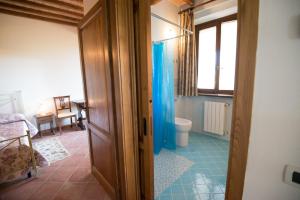 スヴェレートにあるCasale Poggio Grossoのバスルーム(バスタブ、トイレ付)が備わります。