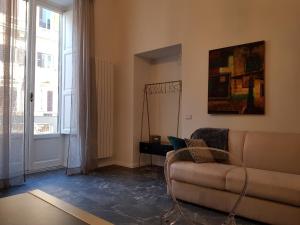 - un salon avec un canapé et une fenêtre dans l'établissement Casa Gaia, à Naples